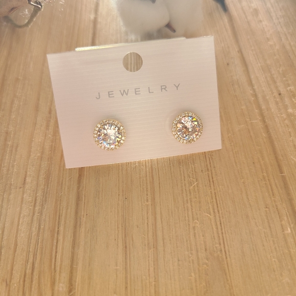 ⭐️⭐️NEW⭐️⭐️Beautiful Dainty CZ stud earrings in GOLD - Picture 5 of 14